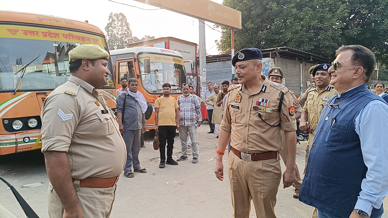 मुज़फ्फरनगर में दीपावली से पहले सुरक्षा अलर्ट, एडीजी-डीआईजी ने किया पैदल गश्त, AI तकनीक से निगरानी शुरू