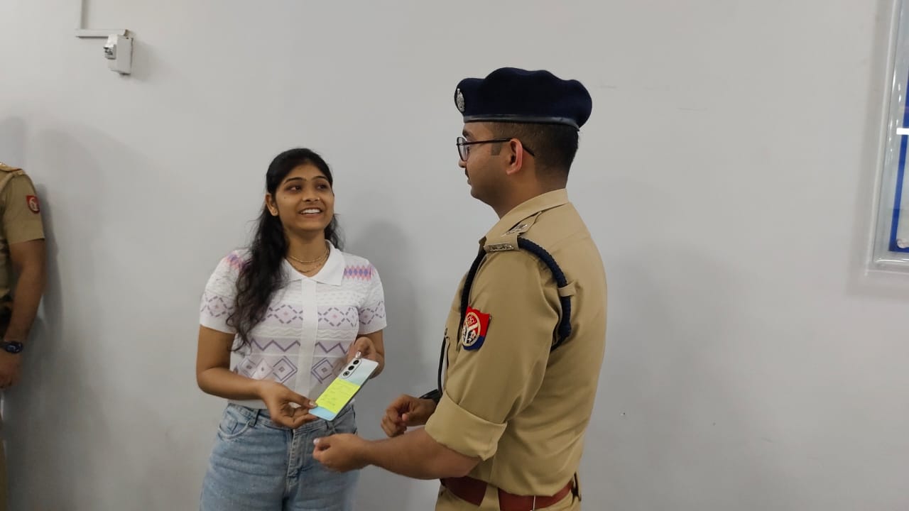गाजियाबाद में ट्रांस-हिंडन पुलिस की बड़ी कार्रवाई, 40 लाख रुपये से अधिक के 137 गुमशुदा मोबाइल बरामद