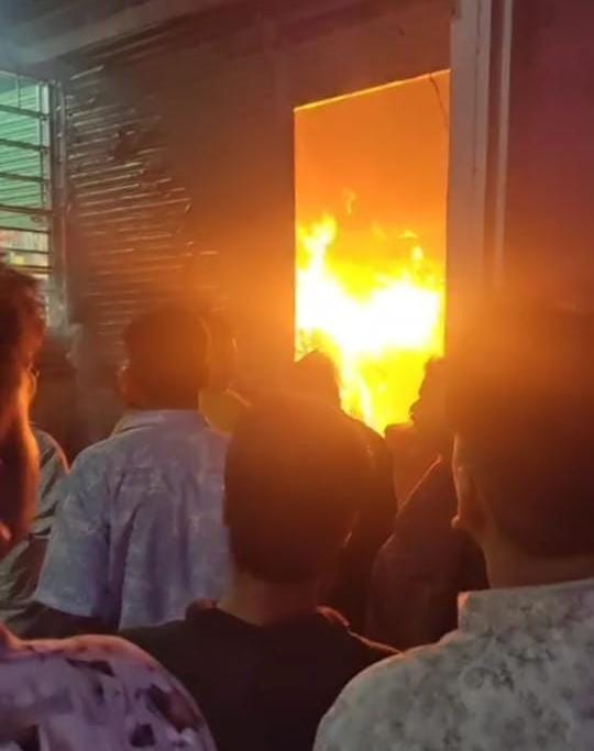 शामली में दीपावली की रात दुकान में लगी आग, पटाखे की चिंगारी से ₹2 लाख का नुकसान