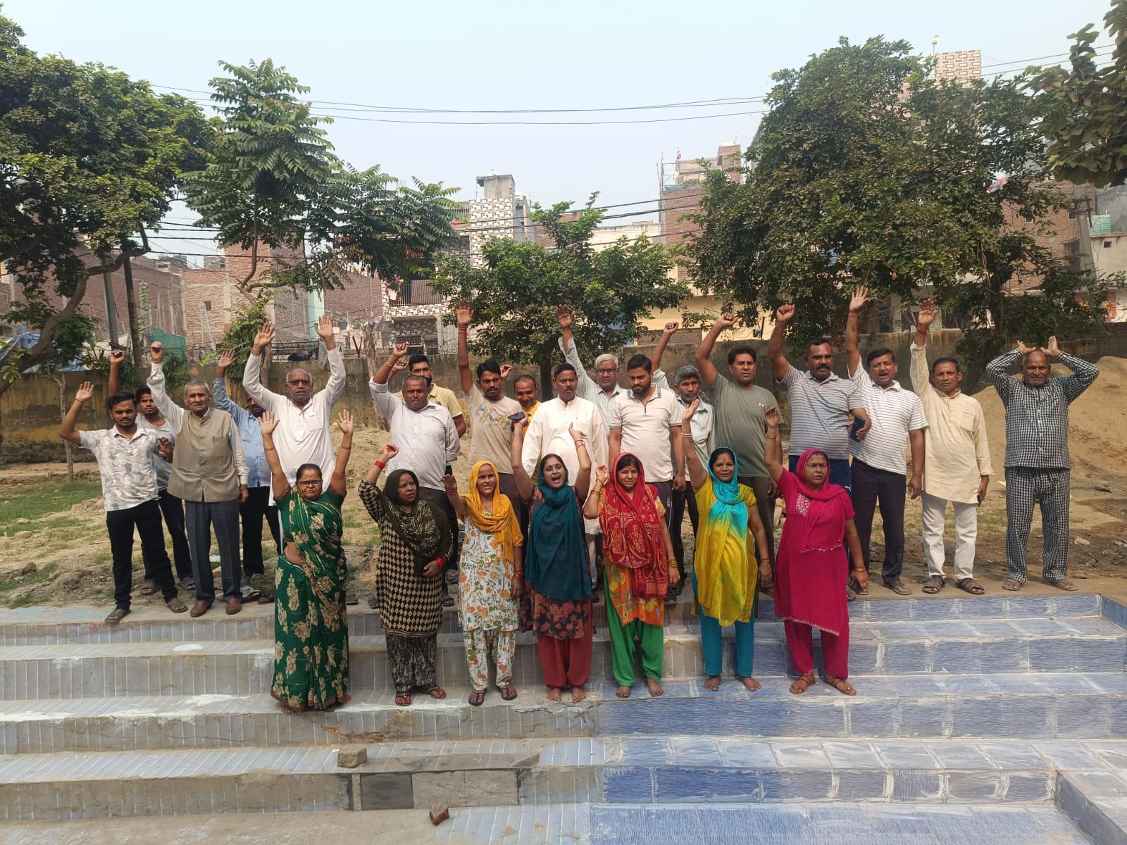 गाज़ियाबाद में असामाजिक तत्वों ने तोड़ा छठ घाट, नाराज लोगों ने पुलिस प्रशासन के खिलाफ किया प्रदर्शन