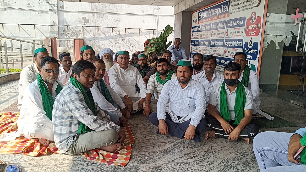 मुजफ्फरनगर ईवान हॉस्पिटल में कूल्हे के ऑपरेशन के दौरान युवक की मौत,धरने पर बैठे परिजनों ने लगाया लापरवाही का आरोप