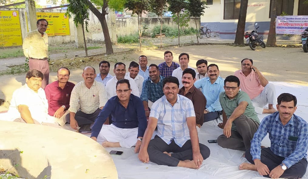 मुजफ्फरनगर में डीआईओएस कार्यालय पर शिक्षकों का अनिश्चितकालीन धरना, वेतन निर्धारण और मृतक आश्रित प्रकरणों में देरी पर जताया आक्रोश
