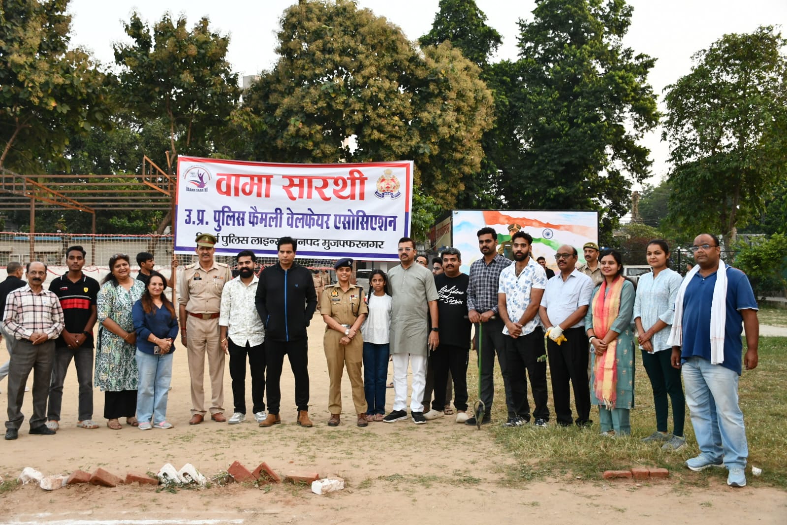 पुलिस लाइन में हरियाली का संदेश — एसएसपी संजय वर्मा व धर्मपत्नी ने लगाया फलदार वृक्ष