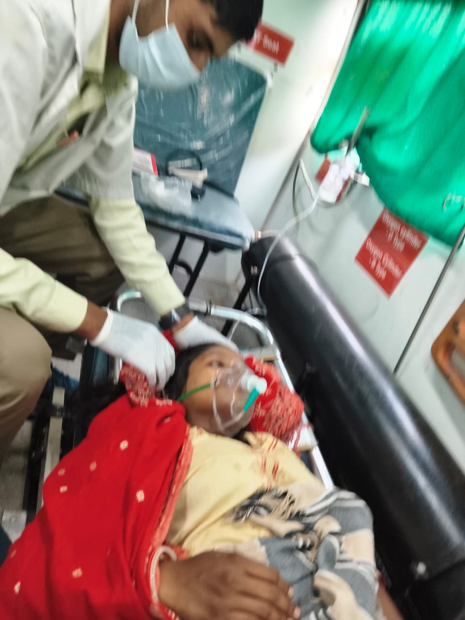 मुजफ्फरनगर: प्रसव के बाद महिला की हालत गंभीर, 108 एंबुलेंस कर्मी ने बचाई जान