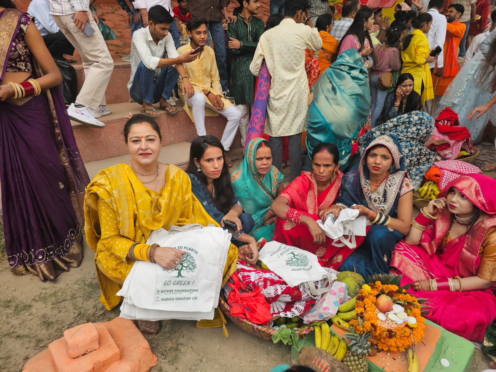 गाजियाबाद में छठ महापर्व की धूम, डूबते सूर्य को अर्घ्य देने उमड़े श्रद्धालु