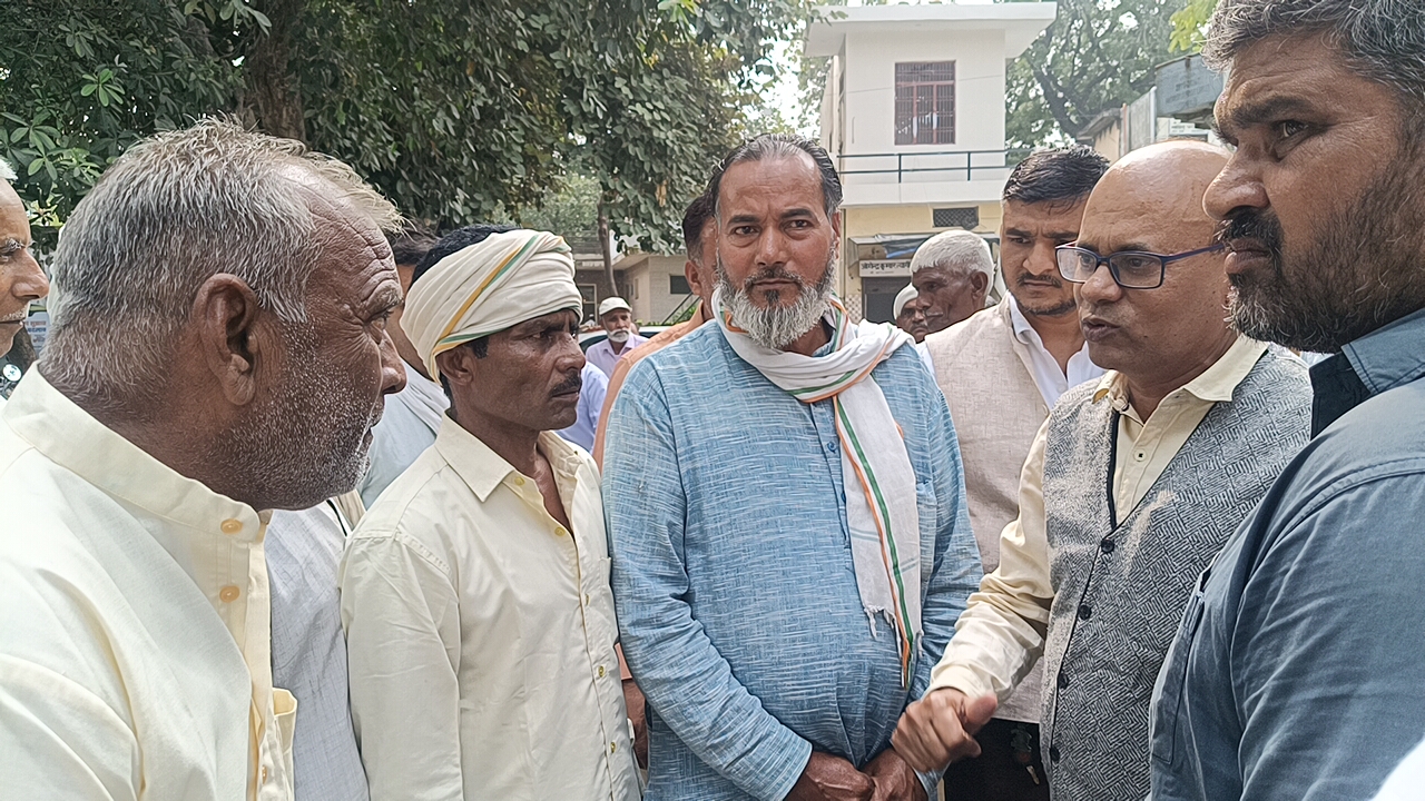 मुजफ्फरनगर में चकबंदी में 'बड़ा खेला', 70 मीटर जमीन वालों को 70 बीघा अलॉट; ग्रामीणों ने चकबंदी अधिकारी को घेरा