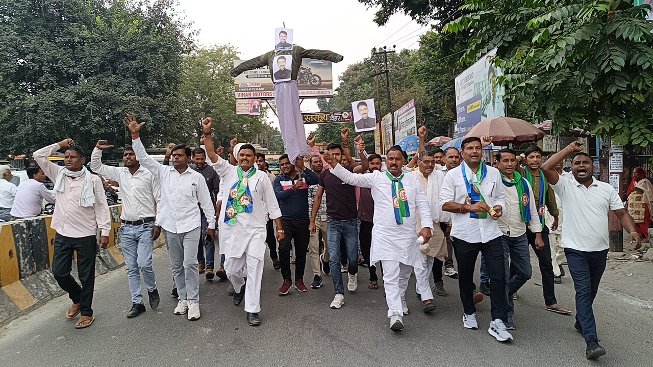 इमरान मसूद के 'भगत सिंह-हमास' बयान पर मुजफ्फरनगर में हंगामा; किसान समिति ने किया पुतला दहन का प्रयास, दरोगा की वर्दी क्षतिग्रस्त