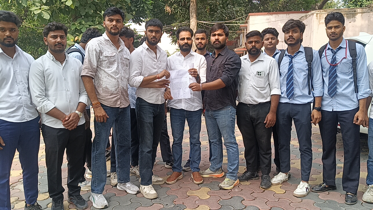 मुजफ्फरनगर: छात्रों ने परिक्रमा मार्ग पर जलभराव के खिलाफ किया प्रदर्शन, सड़क निर्माण की मांग