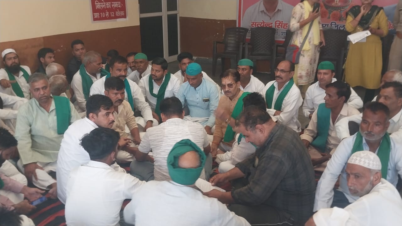 एसडीएम शामली के रवैये पर भड़के किसान, कलेक्ट्रेट पर दिया धरना — माफी के बाद खत्म हुआ विवाद