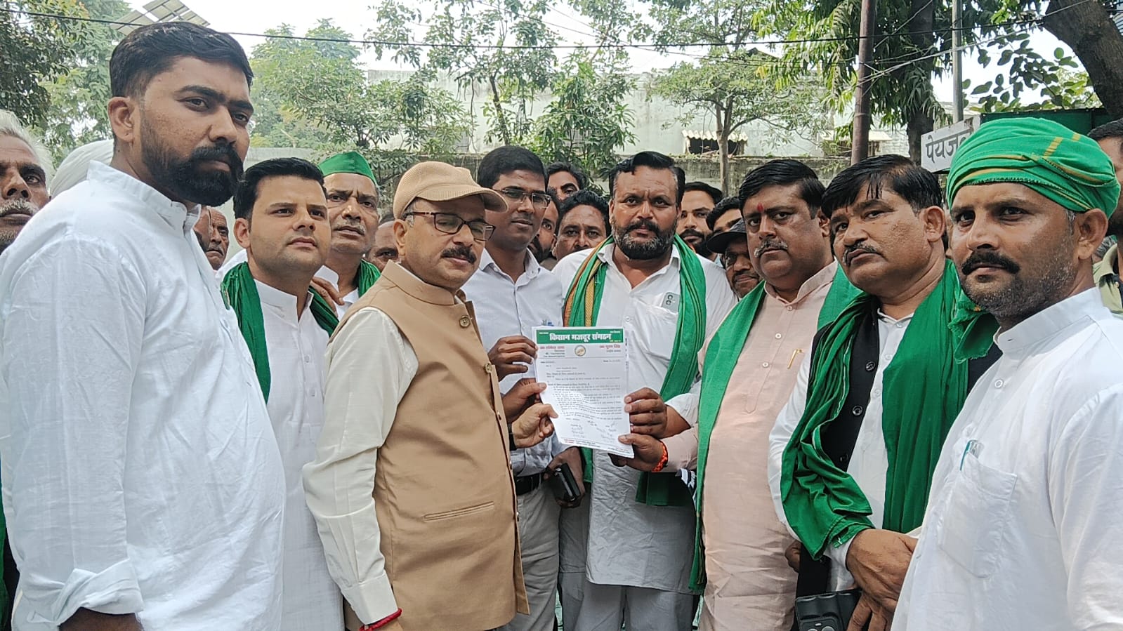 मुजफ्फरनगर में स्मार्ट मीटर के विरोध में किसानों का प्रदर्शन, गन्ने का भाव ₹500 प्रति क्विंटल करने की मांग