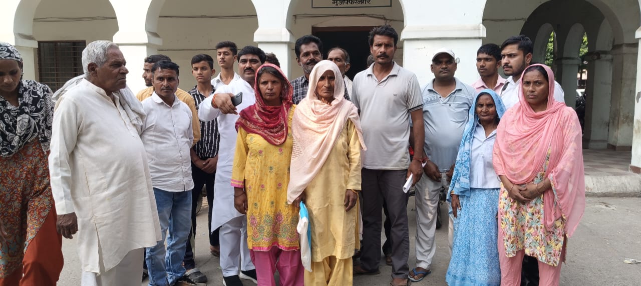 मुज़फ्फरनगर में चकबंदी कार्यालय में ग्रामीणों का हंगामा, महिलाओं ने दी आत्महत्या की चेतावनी