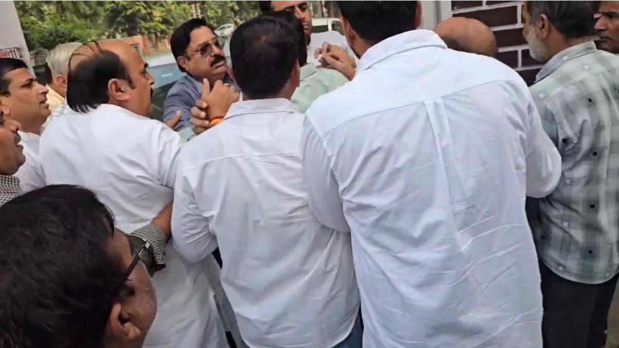 मंत्री कपिल देव को रालोद नेताओं द्वारा गाली देने पर हंगामा, रालोद नेताओं से भिड़े जाट कॉलेज के टीचर !