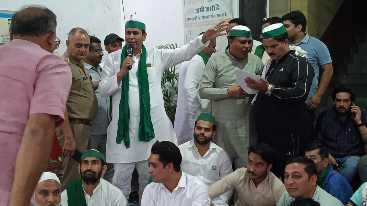 मुज़फ्फरनगर में भाकियू टिकैत कार्यकर्ताओं का बीएसए कार्यालय पर अनिश्चितकालीन धरना