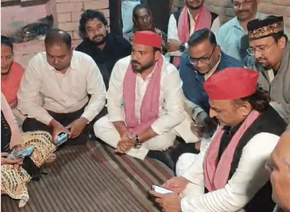 फतेहपुर में बड़ा सियासी घमासान: अखिलेश यादव पहुंचे मृतक लेखपाल के घर, 'सिस्टम की प्रताड़ना' का लगाया आरोप