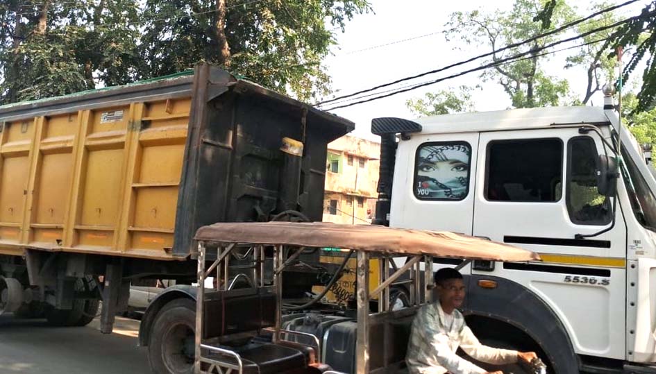 सहारनपुर: परिवहन विभाग ने ओवरलोड डम्परों पर सख्त कार्रवाई, तीन डम्परों को सीज और 3 लाख रुपये का जुर्माना