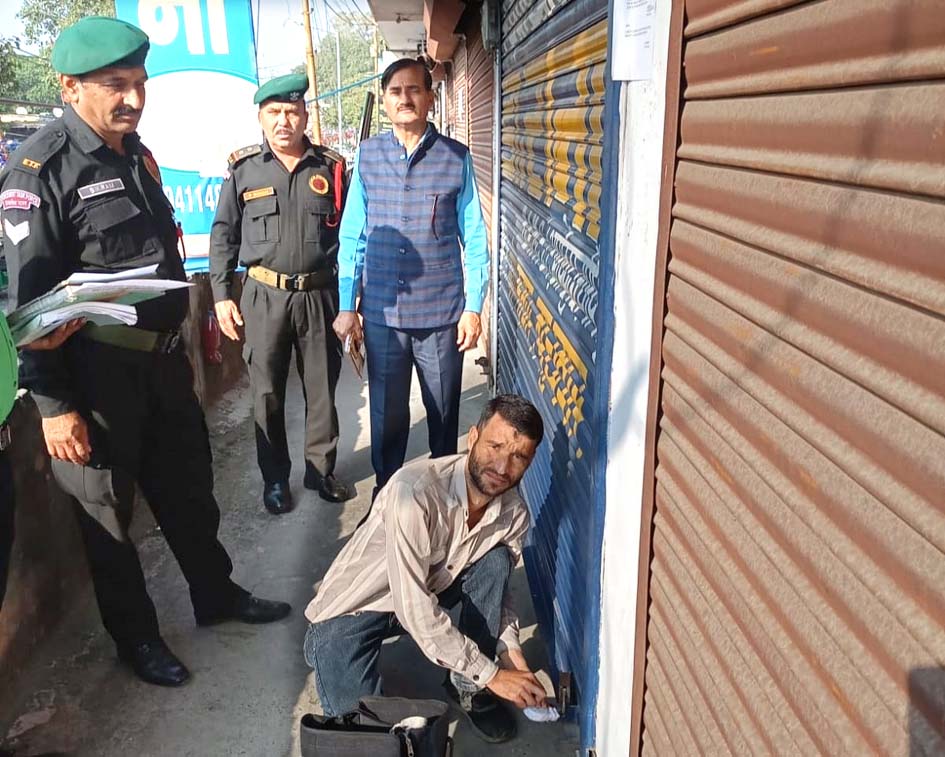 सहारनपुर: नगर निगम का वसूली अभियान जारी, किराया न जमा करने पर पांच दुकानों को किया सील