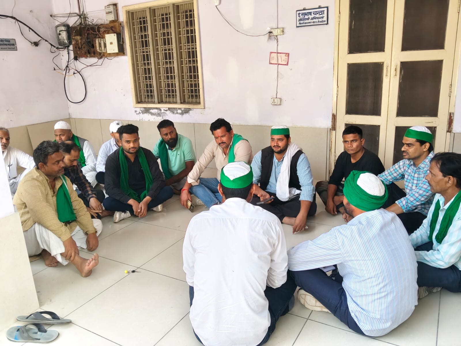 मुज़फ्फरनगर में सिंचाई विभाग के नाले में अवैध पाइपों के खिलाफ भाकियू का हल्ला बोल, दफ्तर पर दिया धरना 