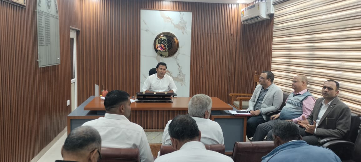 शामलीः जिला निर्वाचन अधिकारी की अध्यक्षता में मतदेय स्थलों के पुनर्गठन पर बैठक, 18 नवंबर को अंतिम सूची जारी होगी