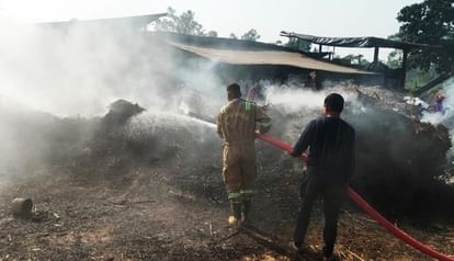 देवबंद में गन्ना कोल्हू में पड़ी पत्ती में लगी भीषण आग, दमकलकर्मियों ने मशक्कत के बाद पाया काबू