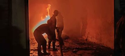 सहारनपुर में गद्दे और प्लाईबोर्ड की दुकान में आग, फायर ब्रिगेड ने पाया काबू