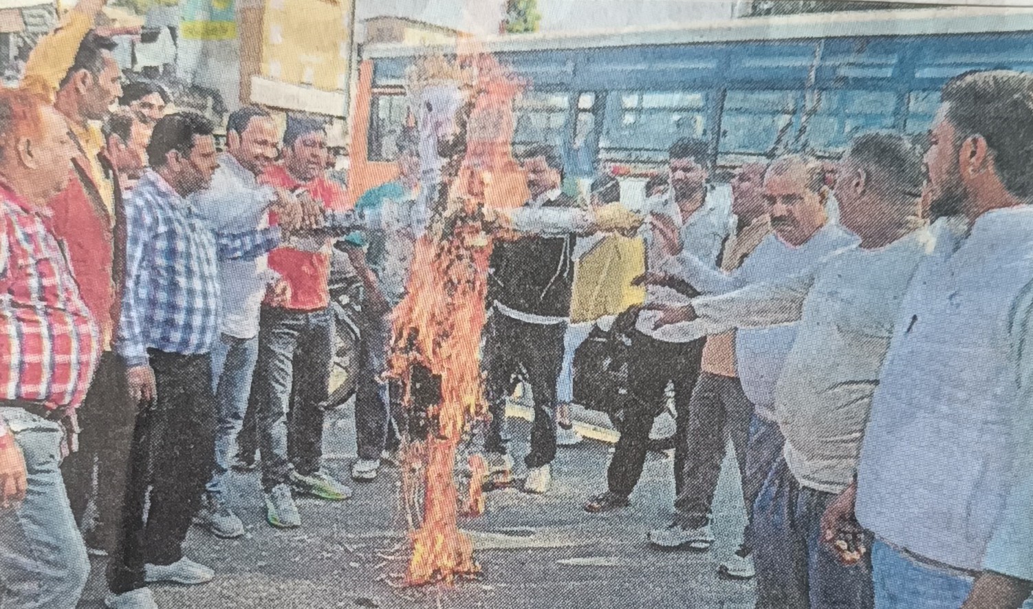 सहारनपुर में दिल्ली हमले के विरोध में पाकिस्तान और आतंकवाद का पुतला फूंका