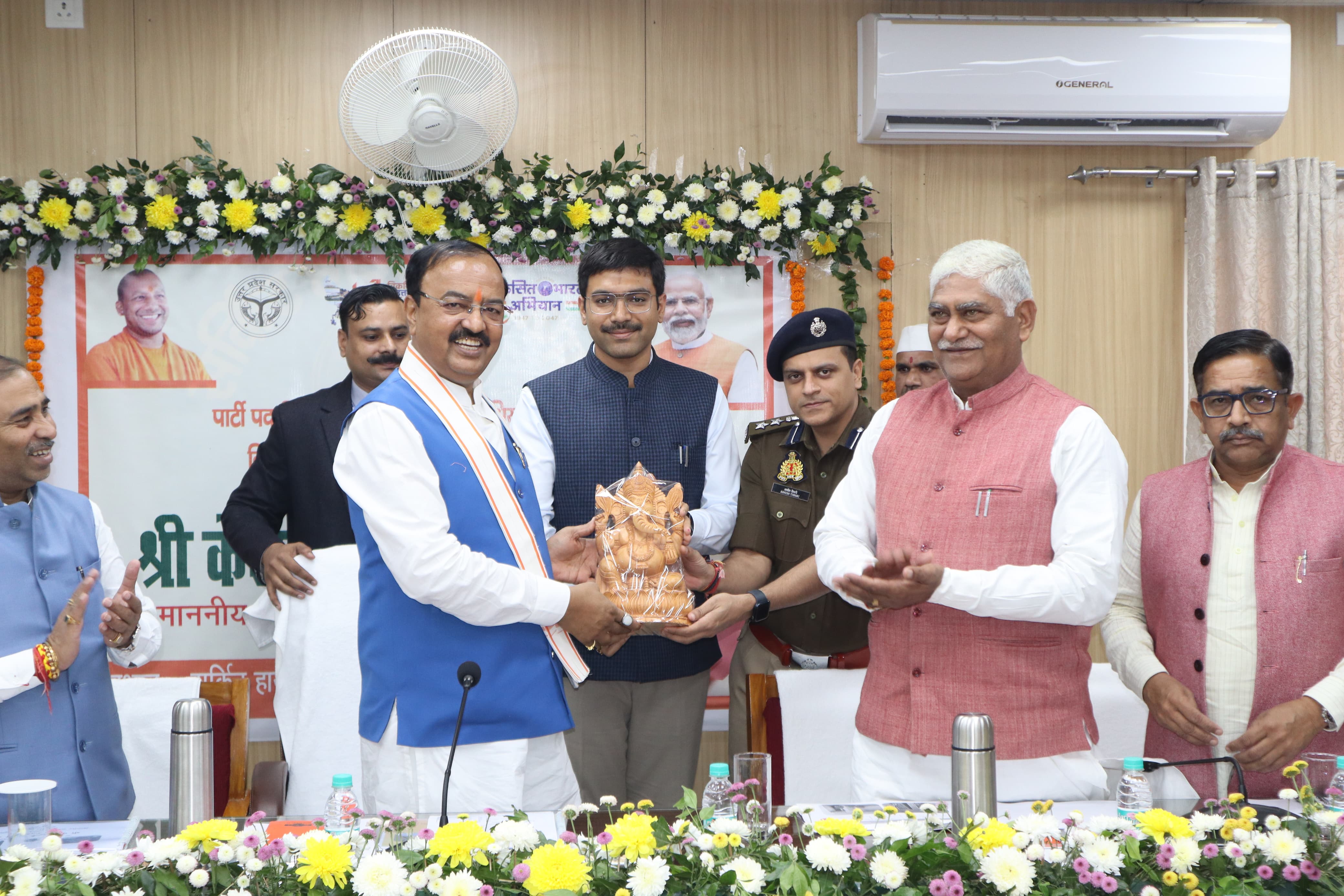 सहारनपुर में उप मुख्यमंत्री केशव प्रसाद मौर्य ने विकास योजनाओं की समीक्षा की, ग्राम्य विकास और रोजगार पर दिया जोर