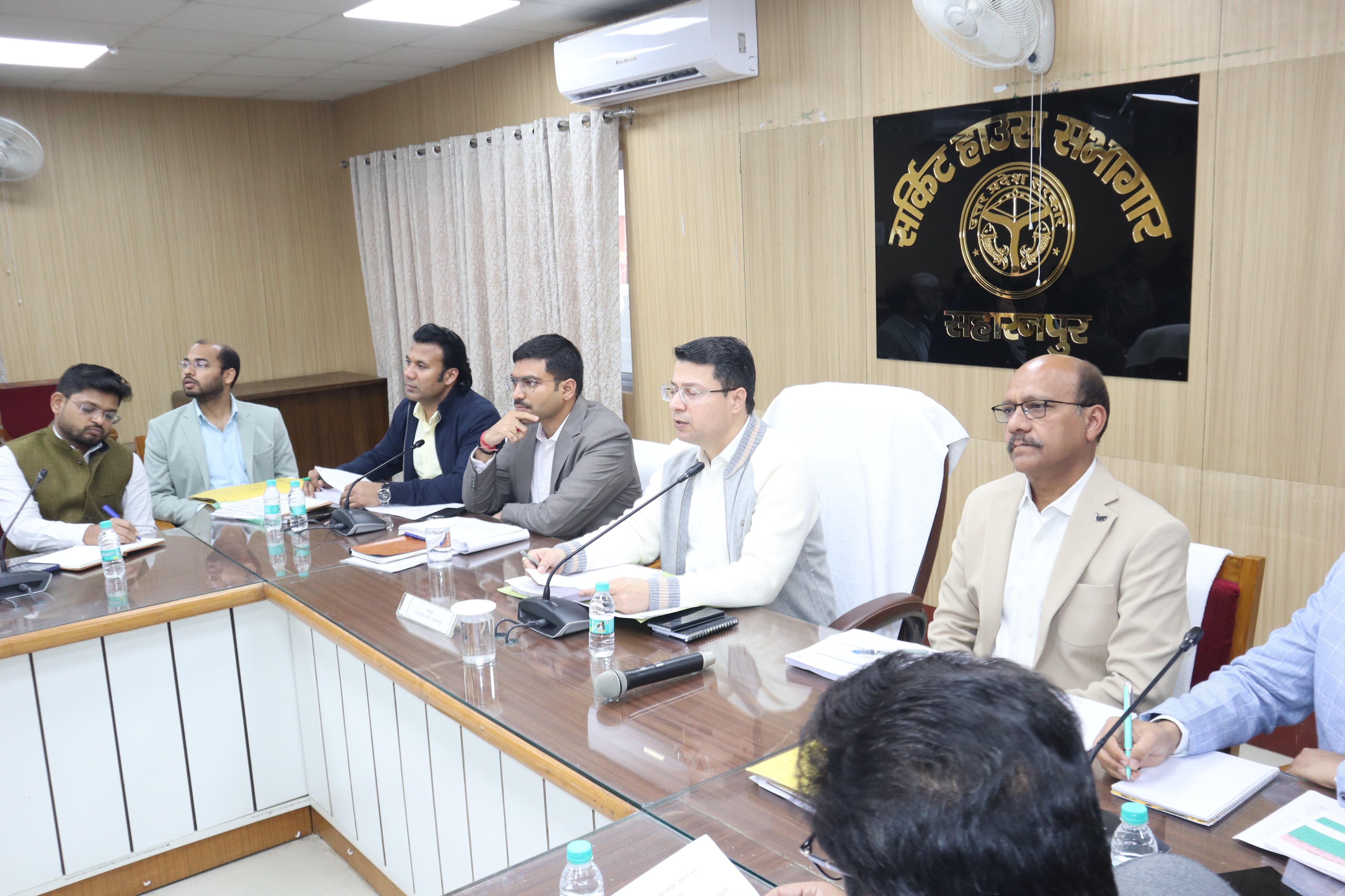 विद्युत बिल संबंधी शिकायतों का समयबद्धता एवं गुणवत्तापूर्ण तरीके से करें निस्तारण : मण्डलायुक्त डॉ. रूपेश कुमार 