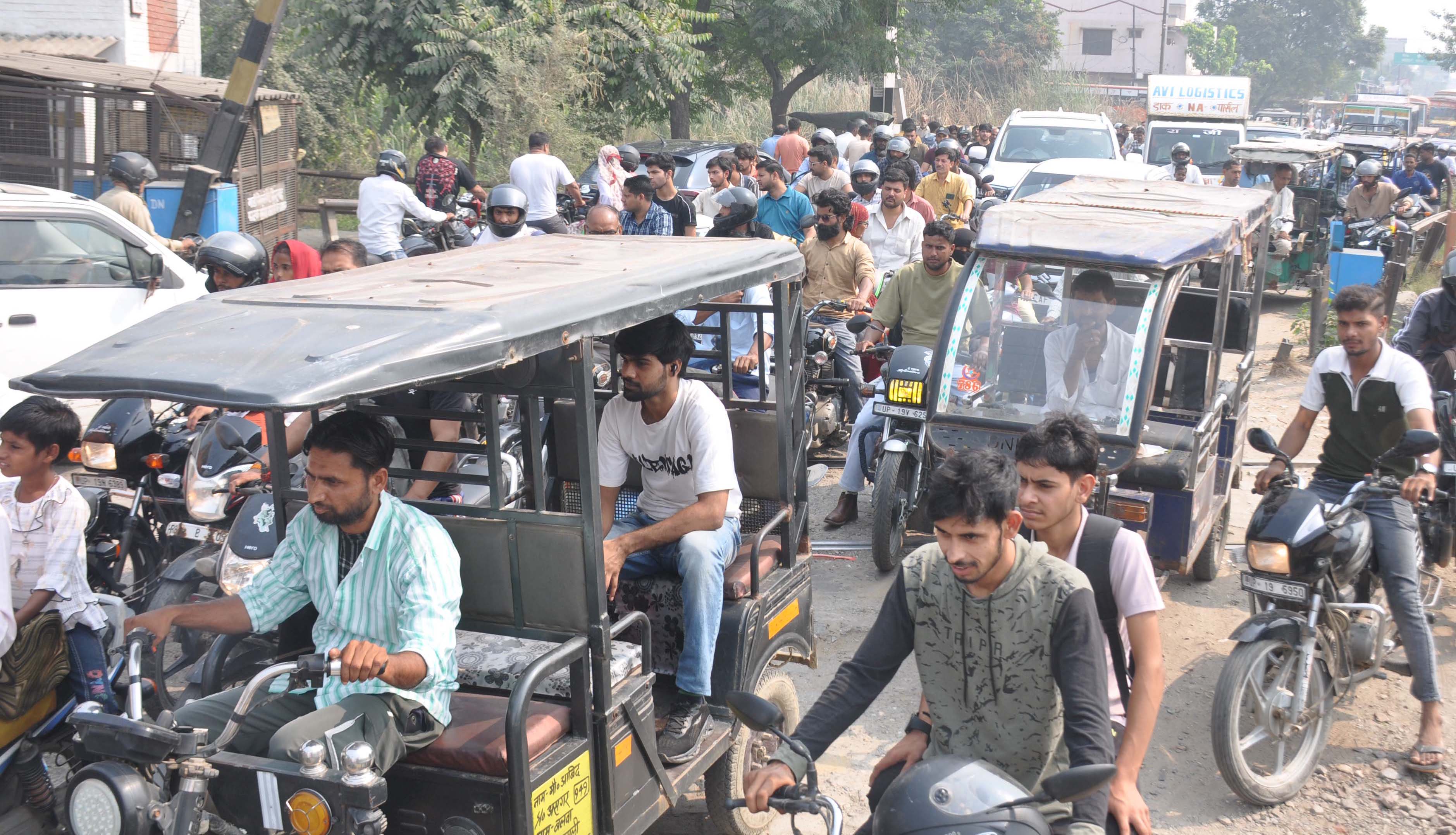 शामली में जाम का कहर: वाहन चालकों व दुकानदारों की मुश्किलें बढ़ीं