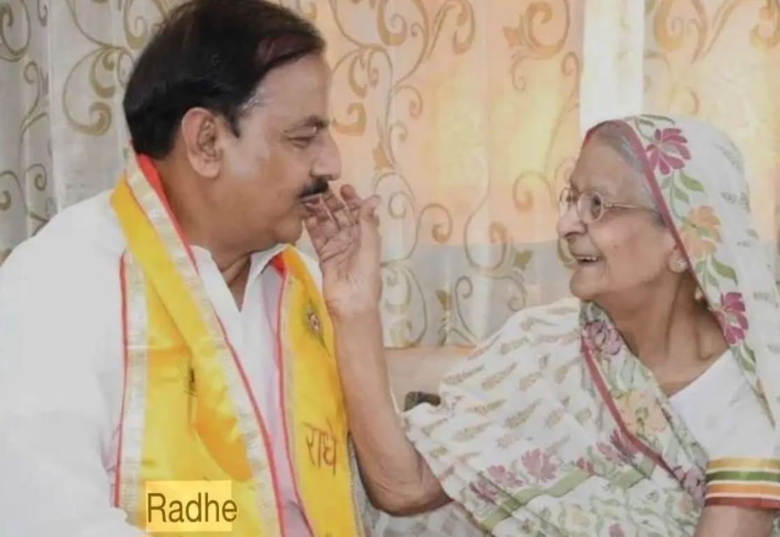 नोएडा में सांसद डॉ. महेश शर्मा की माता ललिता शर्मा का निधन, मुख्यमंत्री योगी आदित्यनाथ ने घर पहुंचकर दी सांत्वना