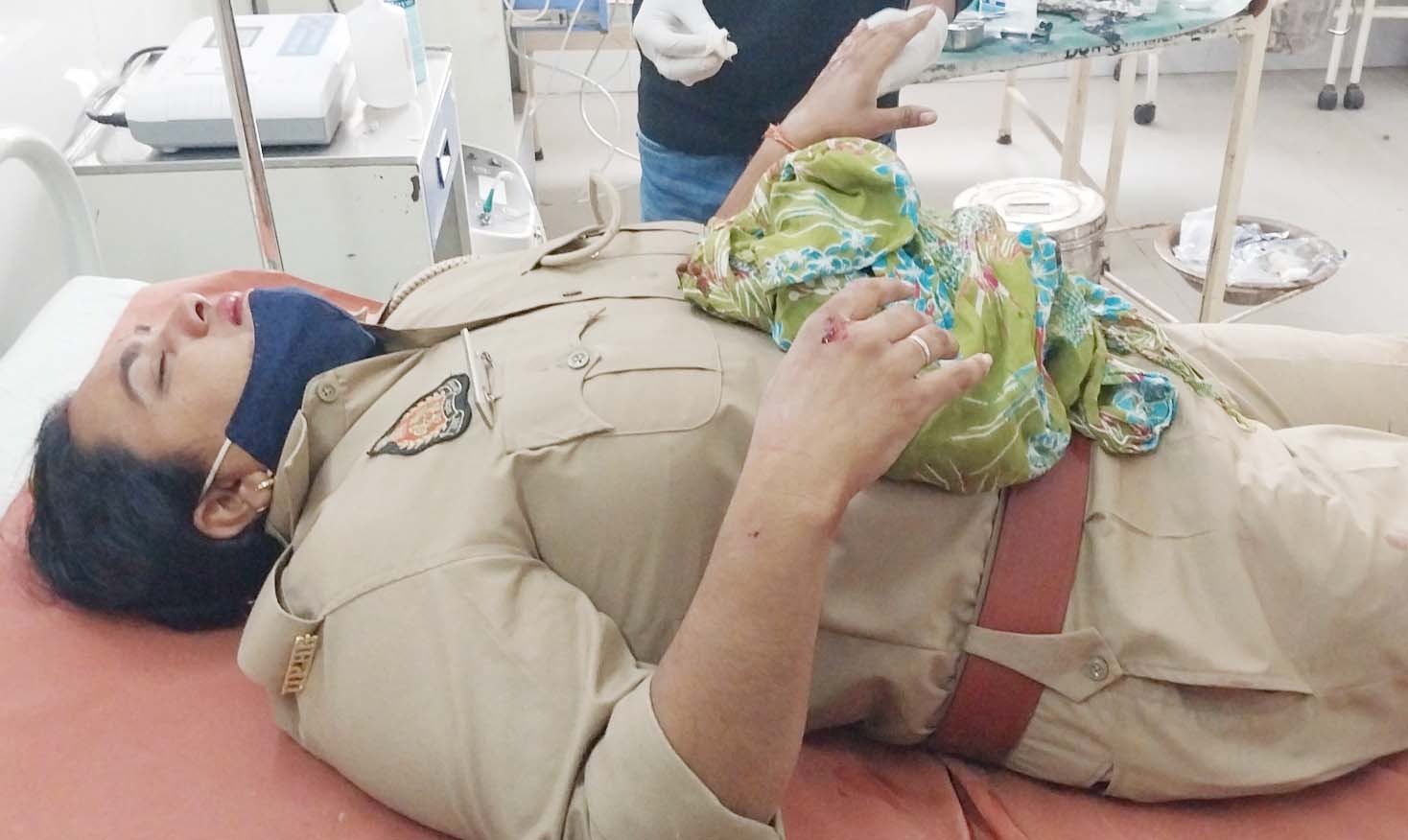 शामली में डीएम कैंप कार्यालय की होमगार्ड महिला सड़क दुर्घटना में घायल