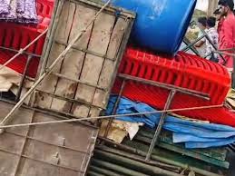 बाराबंकी में मौत को दावत टेंट का सामान लदे तेज़ रफ्तार वाहन पर बैठकर खतरनाक सफर