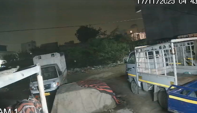 गाज़ियाबाद कनावनी गांव में दो नकाबपोश बदमाशों ने ई-रिक्शा की बैटरी चोरी की