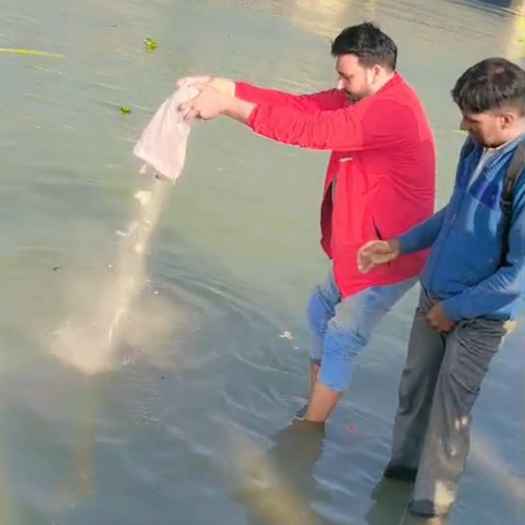 गमगीन माहौल में हरिद्वार गंगा में प्रवाहित हुईं छात्र उज्जवल की अस्थियां, सांसद ने योगी से मुलाकात कर मांगा न्याय 