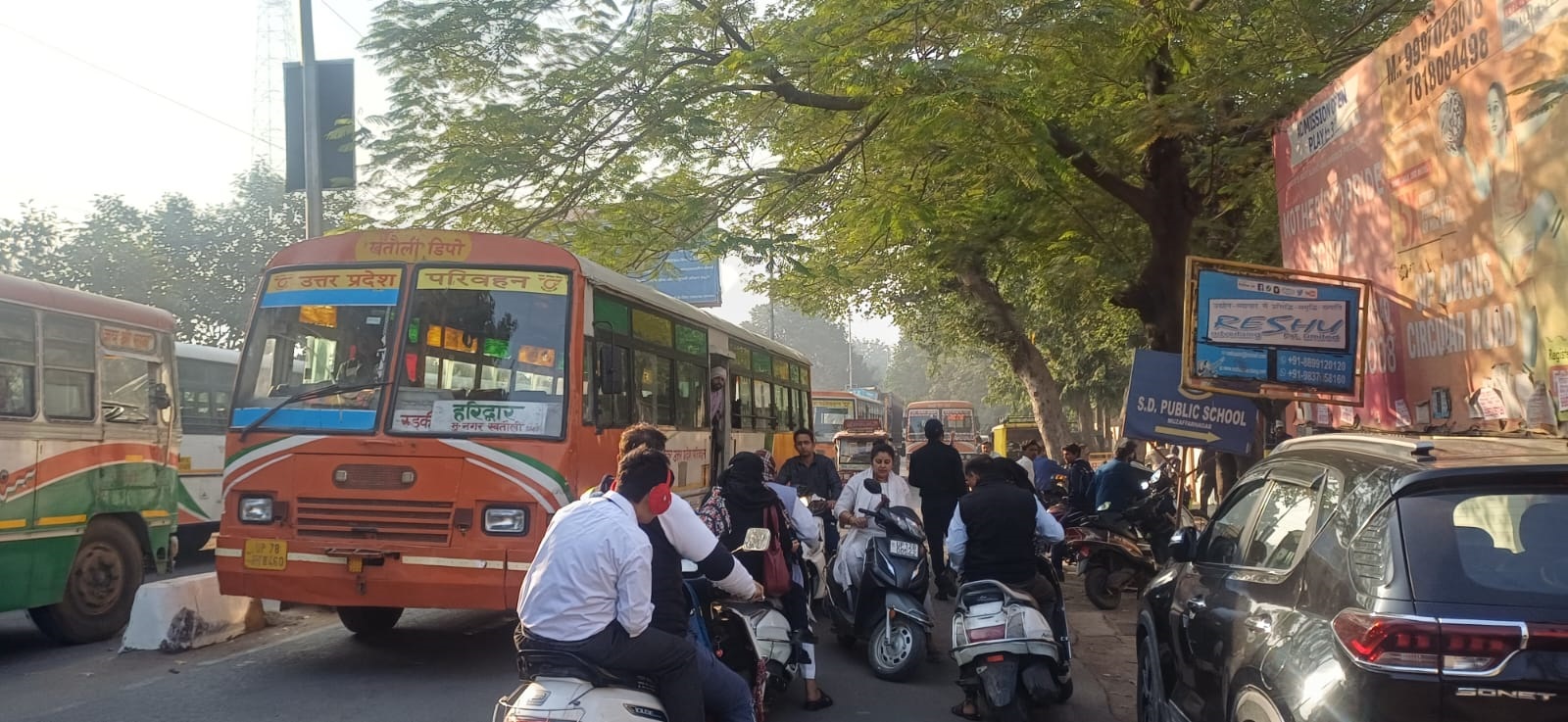 एसडी पब्लिक स्कूल में बस अव्यवस्था पर हंगामा, अभिभावकों ने स्कूल प्रबंधन को दी धरने की चेतावनी