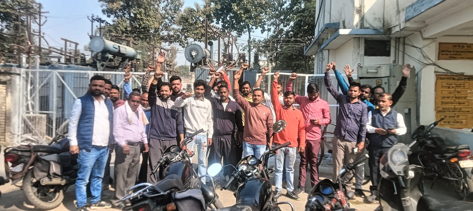 मुजफ्फरनगर में 8 घंटे से अधिक काम, फिर भी वेतन में कटौती; संविदा बिजलीकर्मियों ने शोषण के खिलाफ उठाई आवाज़