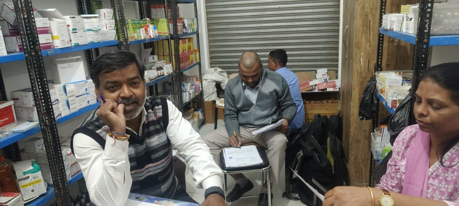 मुजफ्फरनगर में हॉस्पिटल के मेडिकल स्टोर पर छापा, प्रतिबंधित नशीली दवाओं का मिला जखीरा, 'ओटी' किया सील 