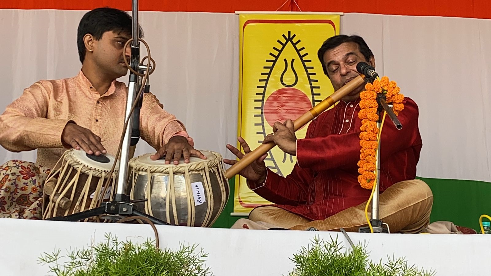 बांसुरी के जादूगर पं. चेतन जोशी के वादन से मुजफ्फरनगर के छात्र मंत्रमुग्ध, शास्त्रीय संगीत का हुआ भव्य आयोजन