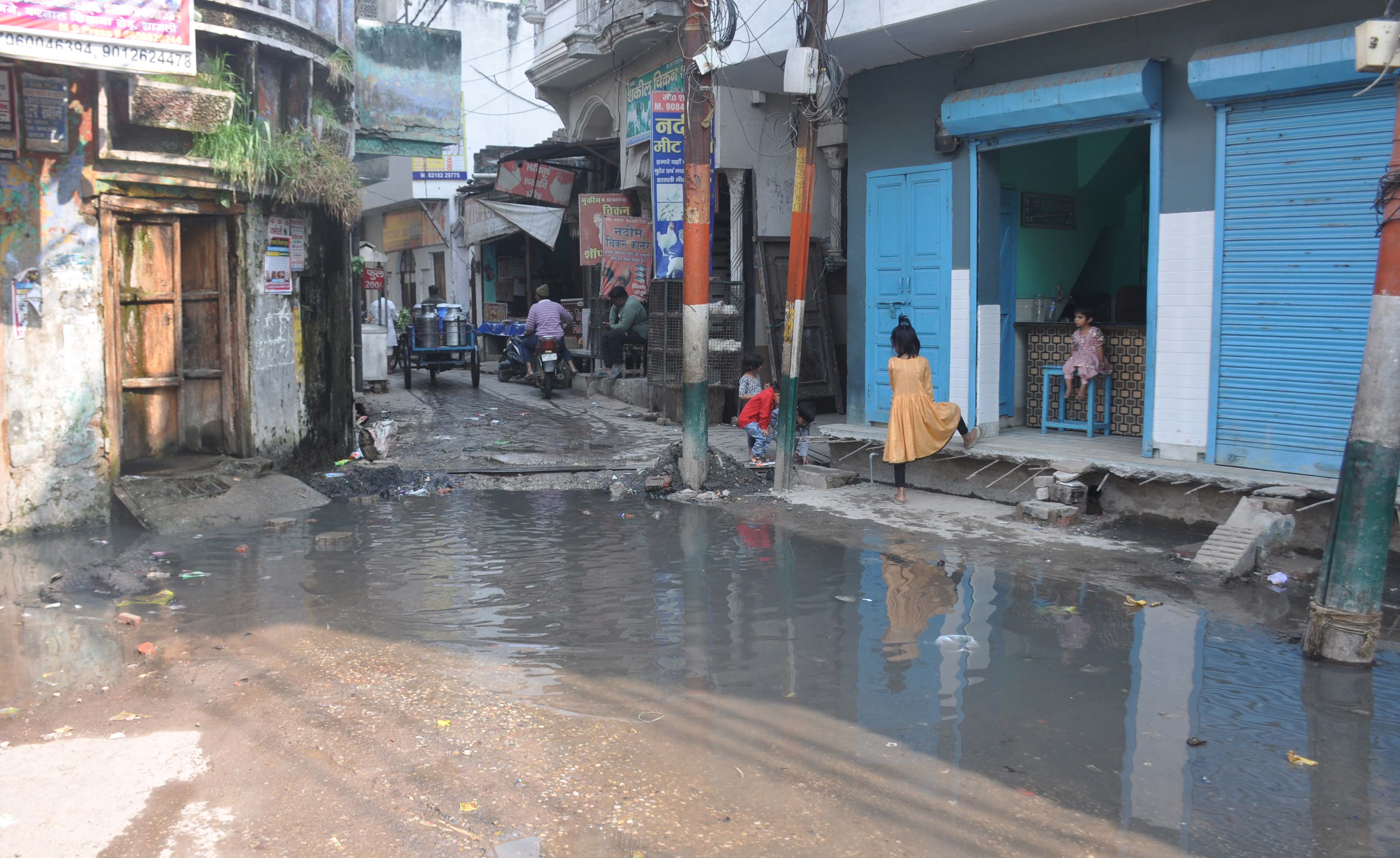 शामली: नगर पालिका की लापरवाही से मोहल्ला आजाद चौक में गंदगी और जलभराव, नागरिक परेशान