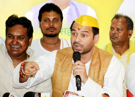 बहन रोहिणी के अपमान पर भड़के तेज प्रताप, बोले-इस अन्याय का परिणाम बेहद भयावह होगा 