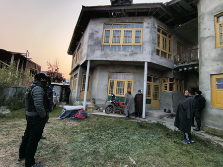 जम्मू-कश्मीर में आतंकवाद पर कार्रवाई: सोपोर और कुलगाम में संदिग्धों को हिरासत में लिया गया