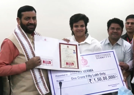 शेफाली वर्मा बनीं हरियाणा महिला आयोग की ब्रांड एंबेसडर, सीएम नायब सिंह सैनी ने दिया 1.5 करोड़ का चेक