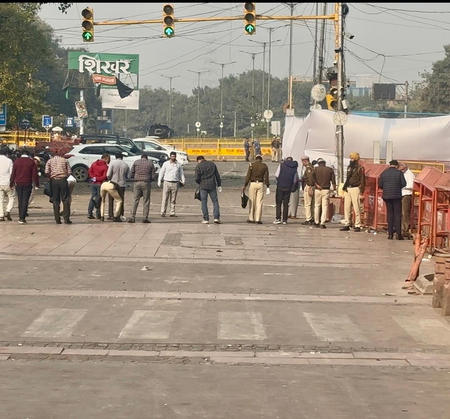 दिल्ली ब्लास्ट: फॉरेंसिक टीम सबूत जुटाने में जुटी, लाल किला के पास कई बाजार रहे बंद