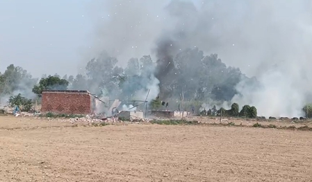 बाराबंकी में अवैध पटाखा फैक्ट्री में विस्फोट: 2 की मौत, 3 गंभीर रूप से घायल