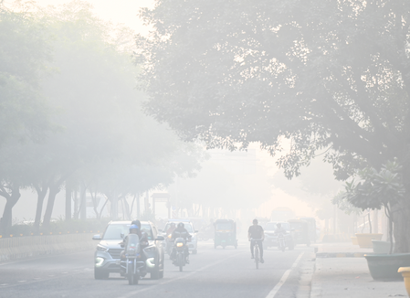 दिल्ली-एनसीआर में प्रदूषण चरम पर: 90% इलाकों में AQI 400 से ऊपर, नोएडा-गाजियाबाद भी गैस चेंबर बने