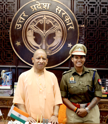 महिला क्रिकेट टीम की विश्व कप जीत के बाद दीप्ति शर्मा ने सीएम योगी आदित्यनाथ से की मुलाकात