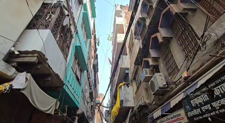 वाराणसी दालमंडी में वीडीए की बड़ी कार्रवाई, अवैध निर्माण पर चला बुलडोज़र