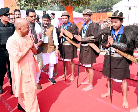कोई भी पात्र जनजातीय परिवार सरकारी योजनाओं से वंचित नहीं रहेगा : मुख्यमंत्री योगी