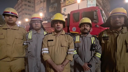 नोएडा : कृष्णा प्लाजा में भीषण आग, घंटों की मशक्कत के बाद पाया काबू, कोई जनहानि नहीं 