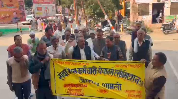 प्रधानमंत्री से आठवें वेतन आयोग में पेंशनरों को लाभ देने की मांग, शामली में सेवानिवृत्त कर्मचारी कलेक्ट्रेट पहुंचे