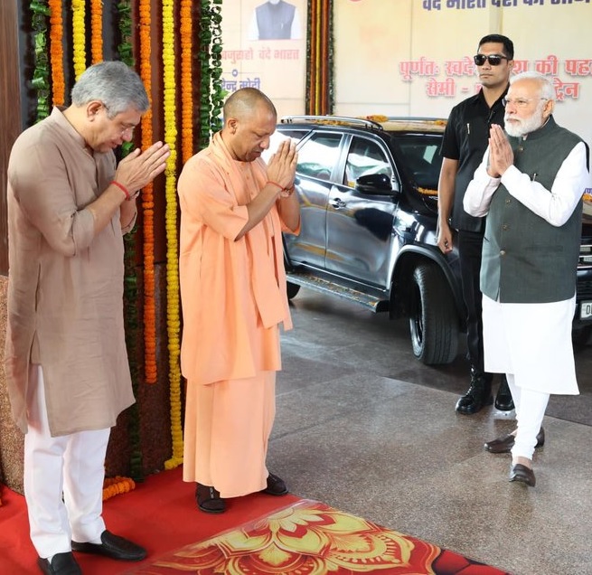 PM मोदी ने देश को चार और वंदेभारत की दी सौगात, दिखाई झंडी, वाराणसी से खजुराहो जाना हुआ आसान, हर-हर महादेव की गूंज